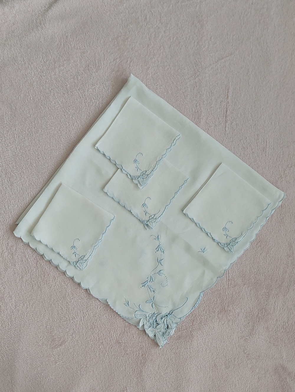 Vintage White Linen Tablecloth and 4 Napkins With Pale Blue Embroidery - Picture 7 of 8